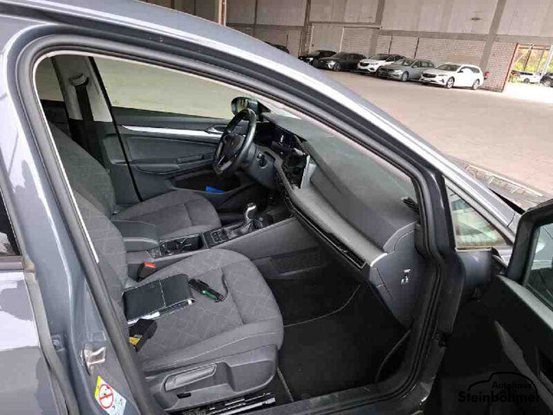 Volkswagen Golf Life 1.5TSI LEDPlus NAV SHZ RearView AppCon